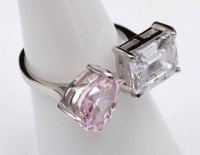 Auktion 352 / Los 1044 <br>925er Silber-Ring, klarer u. rosa Stein, offene Schiene, 4,7gr.