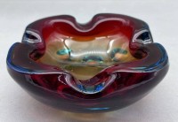 Auktion 352 / Los 10027 <br>Murano-Ascher, rot/blau/klar, H-6,5 cm, 15x15 cm