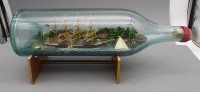 Auktion 352 / Los 16034 <br>gr. Buddelschiff mit Diorama, L-42 cm, am Ende Glas-Abplatzer