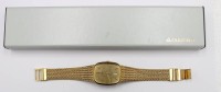 Auktion 352 / Los 2052 <br>Armbanduhr, Dugena, goldfarben, Quartz, werk nicht geprüft,  verso Gravur von 1981, ca. 3,2 x 3cm, Etui anbei