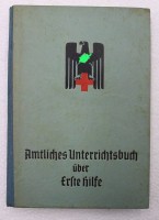 Auktion 352 / Los 7022 <br>Amtliches Unterrichtsbuch über Erste Hilfe, 1941, Gebrauchsspuren