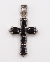 Auktion 353 / Los 1031 <br>925er Kreuz-Anhänger mit Onyx, 3,5gr., L-3cm