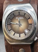 Auktion 353 / Los 2002 <br>Fossil Quartz HAU mit breiten Leder-Manchettenband, leichte Tragespuren, Werk nicht geprüft, D-4 cm