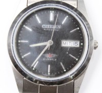 Auktion 353 / Los 2027 <br>Herren-Armbanduhr, Citizen Automatic, Werk läuft, schwarzes Ziffernblatt, Metallband, D-3,6cm