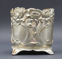 Auktion 353 / Los 15025 <br>Jugendstil-Flaschenhalter, Zinn silberfarben, H-10,5cm D-9,5cm