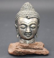 Auktion 353 / Los 15509 <br>Buddha-Büste auf Stand, wohl Bronze silberfarben, H-9cm