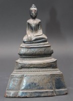 Auktion 353 / Los 15512 <br>Buddha auf Thron, wohl Bronze versilbert, ca. H-14,2cm