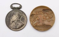 Auktion 353 / Los 6008 <br>französische Medaille "Olivier de Sarres" und 1x Medaille "Terra Sancta", Israel, ca. D-5/6cm