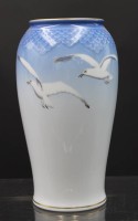 Auktion 353 / Los 8025 <br>Vase, Royal Copenhagen, Dekor Möwe, Entw. F. Garde, H-21cm