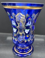 Auktion 353 / Los 10025 <br>böhmische Fussbecher , blau mit Goldstaffage und Blütenmalerei, H-14 cm