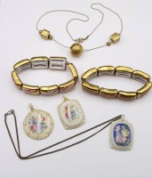 Auktion 353 / Los 1234 <br>6 Teile Porzellanschmuck, Armbänder und Anhänger, ungermarkt