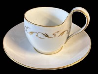 Auktion 353 / Los 8035 <br>Kaffeetasse mit U.T. "Meissen",  Goldstaffage, Knaufschwerter um 1860, H-8 cm