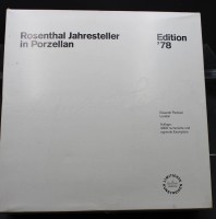 Auktion 353 / Los 8039 <br>Rosenthal Jahresteller, Eduardo Paolozzi, 1978, orig. Karton, 34 x 34cm