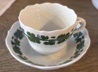 Auktion 353 / Los 8062 <br>Moccatasse mit U.T. "Meissen" Weinlaub, 1.Wahl