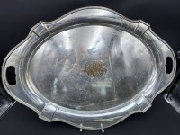 Auktion 353 / Los 11031 <br>übergrosse Servierplatte mit Griffen, Ziermonogramm, plated, ungepflegt, 2,7 kg, 66x47 cm, kl. Dellen