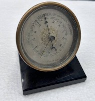 Auktion 353 / Los 16030 <br>Barometer in Messinggehäuse auf schwarzer Platte, H-9 cm