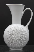 Auktion 353 / Los 8110 <br>Relief-Henkelvase, Seltmann, Vohenstrauss, H-23,5cm