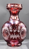 Auktion 353 / Los 10047 <br>Vase, rot überfangen, Barockschliff, H-21cm, wohl Böhmen