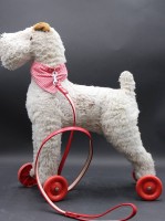 Auktion 353 / Los 12030 <br>Foxterrier auf Rollen, 60/70er Jahre, bespielte Erhaltung, ca. H-48cm