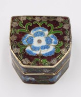 Auktion 353 / Los 15535 <br>Zierdose, Cloisonné, wohl China, H-3cm B-5,5cm T-6cm