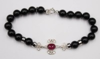 Auktion 353 / Los 1372 <br>Armband, Onyx und behandelter Rubin, Silbermonturen, ca. L-20cm