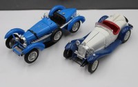 Auktion 353 / Los 12031 <br>2x Oldtimer-Modelle, Burago, 1:18, gute Erhaltung