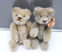 Auktion 353 / Los 12034 <br>2x kl. Teddy-Bären, Schuco?, ca. H-8cm