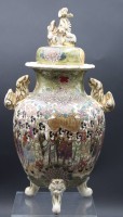 Auktion 353 / Los 15537 <br>antike japanische Satsuma-Vase mit Figurenbemalung, Deckelbekrönung Drache bestossen,  H-36 cm