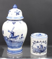 Auktion 353 / Los 9047 <br>Deckelvase sowie Deckeldose, Delft, Hollandmotive, ca. H-32cm u. 12cm