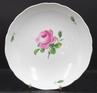 Auktion 353 / Los 8158 <br>Schale, Meissen, Schwertermarke, Rote Rose, 2 Schleifstriche, H-5,5cm D-25cm