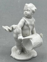 Auktion 355 / Los 8092 <br>Nymphenburg Putto mit Trommel, H-10 cm, Bustelli Entwurf, weiss, H-10,5 cm