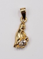 Auktion 354 / Los 1000 <br>figürlicher Anhänger, Pinguine, klarer Stein, wohl Gold um 8ct, 1,4gr, L-2,5cm