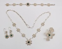 Auktion 354 / Los 1031 <br>Silber-Set, Kette, Armband, Ohrhänger u. Brosche, je mit grünem Stein, zus. 39,2gr., L-48cm, L-18,5cm, L-4cm u. L-5cm