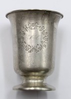 Auktion 354 / Los 11007 <br>früher Silber-Becher auf Stand, wohl Lötig, Ziermonogramm, Altersspuren, H-49,1gr., H-8cm