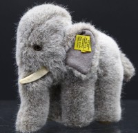 Auktion 354 / Los 12010 <br>Ein Elefant von Steiff mit Knopf und Fahne , 