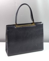 Auktion 354 / Los 13000 <br>Damenhandtasche, Leder, gemarkt "J Moden", Tragespuren, 21 x 26cm.