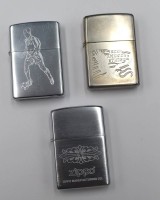 Auktion 354 / Los 16005 <br>3x div. Zippo-Feuerzeuge, teilw. Gebrauchsspuren