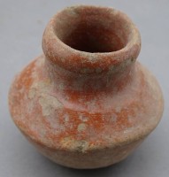 Auktion 354 / Los 15023 <br>kl. Tonvase oder Vorratsgefäss?, Ausgrabung, H-5,5 cm, D-6 cm