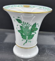 Auktion 354 / Los 8037 <br>kl. Vase "Herend" Apponyi grün,  H-10 cm, B98 cm