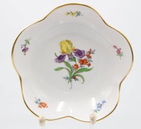 Auktion 354 / Los 8041 <br>Schale, Meissen, Schwertermarke, Blumenbemalung, 2 Schleifstriche, H-4cm, ca. D-14,8cm