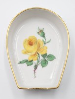 Auktion 354 / Los 8049 <br>kl. Ascher, Meissen, Schwertermarke, gelbe Rose, 2 Schleifstriche, H-2,2cm, L-8,2cm