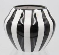 Auktion 354 / Los 9004 <br>Streifen-Vase, s/w, Elmshorn, älter, H-9,5cm