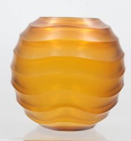 Auktion 354 / Los 10009 <br>Kunstglas-Vase, bernsteinfarben, in der Art von MASSIMO MICHELUZZI, ca. H-18,5cm, 2x minim. Chips