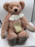 Auktion 354 / Los 12025 <br>Teddy "Sweet Baby" by J, Haida handmade, Nr. 306/1000, neuwertig, Brummstimme, H-40 cm