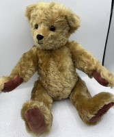 Auktion 354 / Los 12026 <br>Teddy, gemarkt  auf Sohle "CG 96",  neuwertig, H-ca. 38 cm, Brummstimme