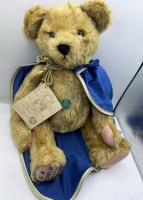 Auktion 354 / Los 12030 <br>gr. Hermann Teddy "Prince Albert of Coburg Bear" Nr. 295/1000 Ex. mit blauen Umhang, neuwertig, H-43 cm