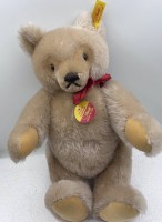 Auktion 354 / Los 12032 <br>Steiff Teddy, bllond mit roter Schleife, komplett, H-32 cm