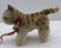 Auktion 354 / Los 12038 <br>Katze älter, Steiff?, mit Glöckchen, bespielt, H-7 cm, L-11 cm