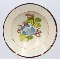 Auktion 354 / Los 9006 <br>bäuerl. tiefer Teller, florales Dekor, wohl 19. Jhd. , Altersspuren, H-4,5cm D-19,5cm