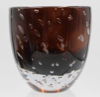 Auktion 354 / Los 10016 <br>Kunstglas-Schale, braun mit Luftblasen, ca. H-12cm D-11,5cm